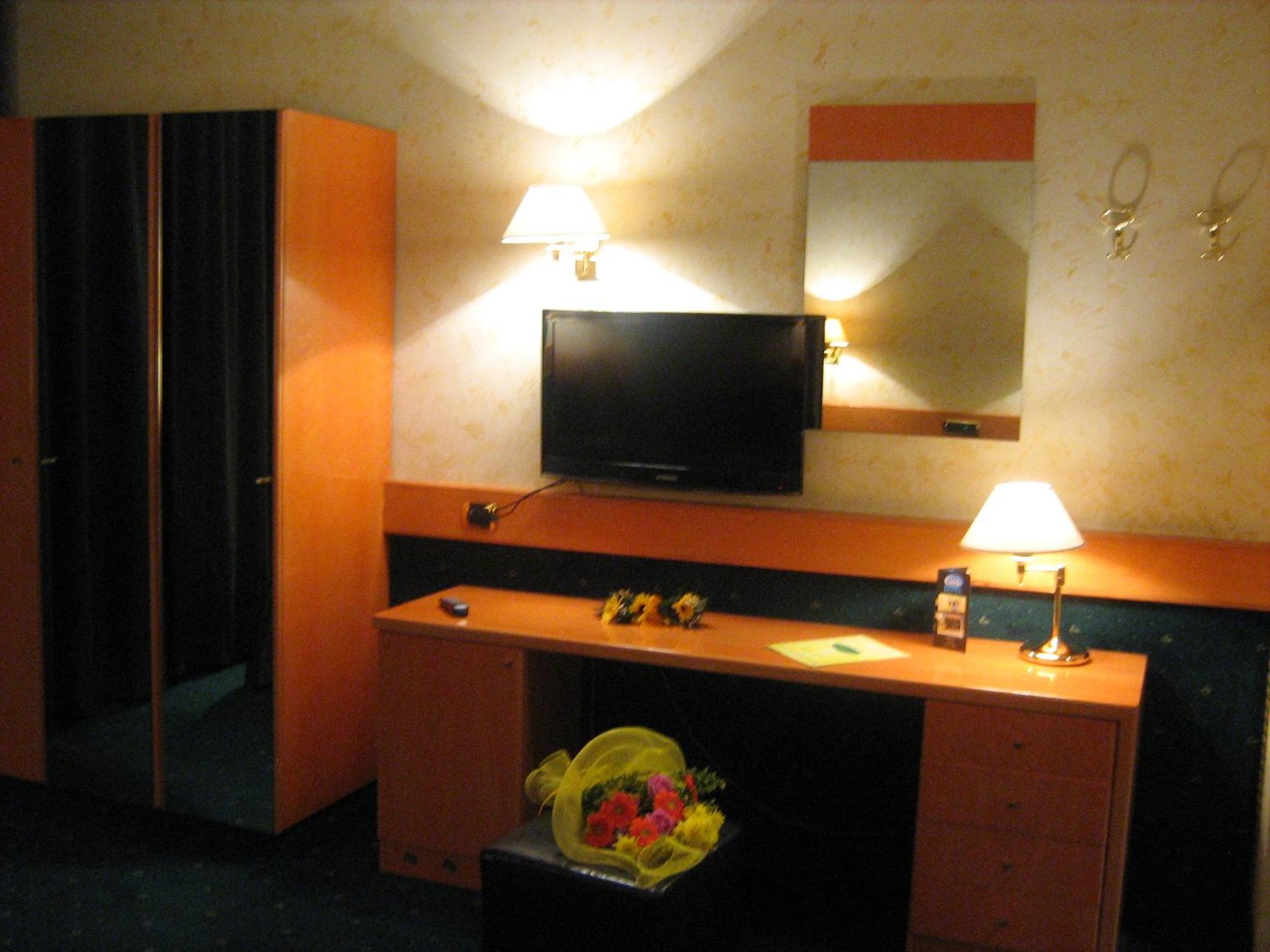 Eurohotel Пьяченца Экстерьер фото