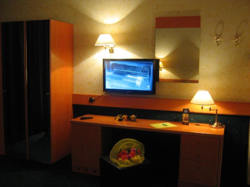 Eurohotel Пьяченца Экстерьер фото